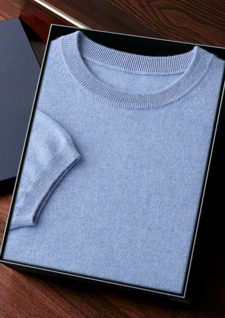 "Klassisk herr T-shirt i bomull, rund hals, kort ärm, beige nyans, stilren design för vardag och avslappnade tillfällen."