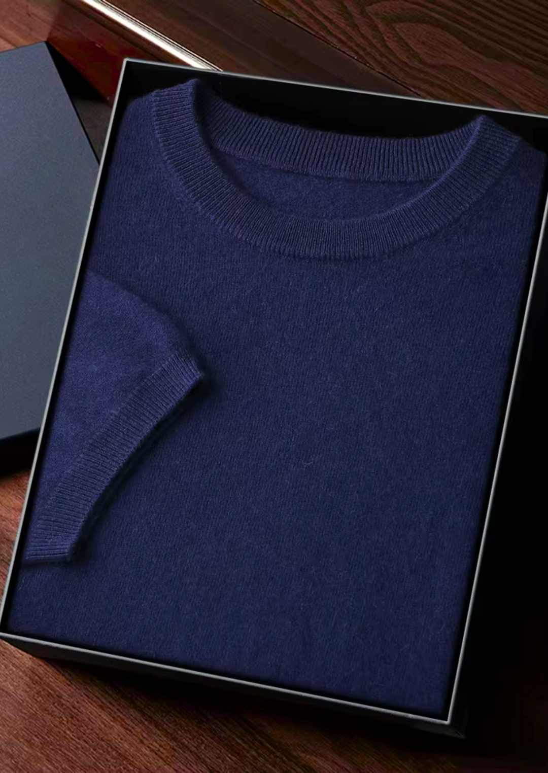 "Klassisk herr T-shirt i bomull, rund hals, kort ärm, beige nyans, stilren design för vardag och avslappnade tillfällen."