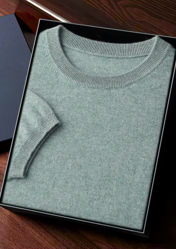 "Klassisk herr T-shirt i bomull, rund hals, kort ärm, beige nyans, stilren design för vardag och avslappnade tillfällen."