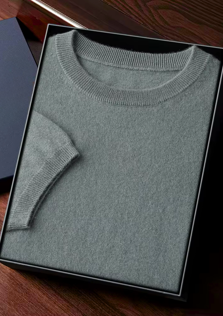 "Klassisk herr T-shirt i bomull, rund hals, kort ärm, beige nyans, stilren design för vardag och avslappnade tillfällen."