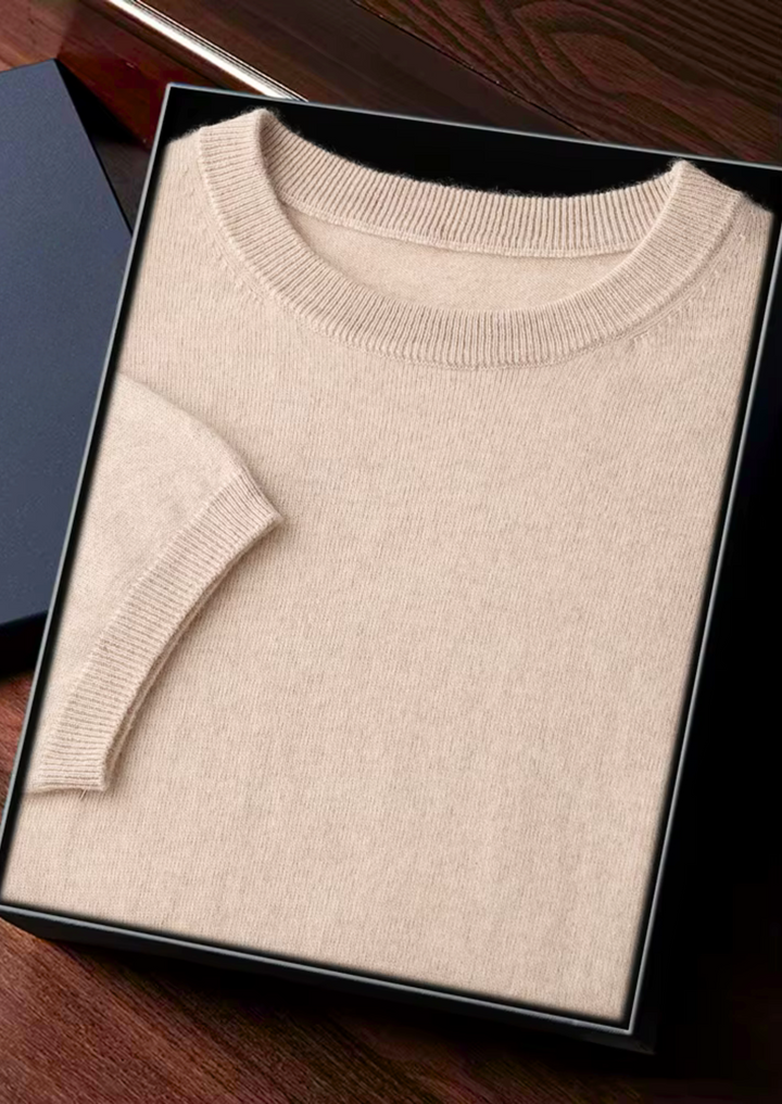 "Klassisk herr T-shirt i bomull, rund hals, kort ärm, beige nyans, stilren design för vardag och avslappnade tillfällen."