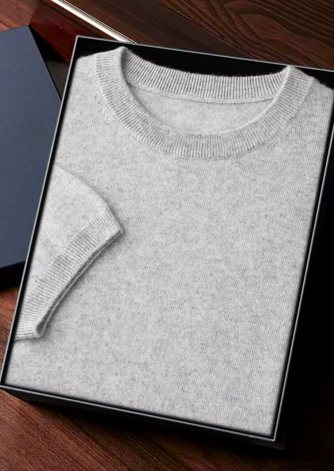"Klassisk herr T-shirt i bomull, rund hals, kort ärm, beige nyans, stilren design för vardag och avslappnade tillfällen."