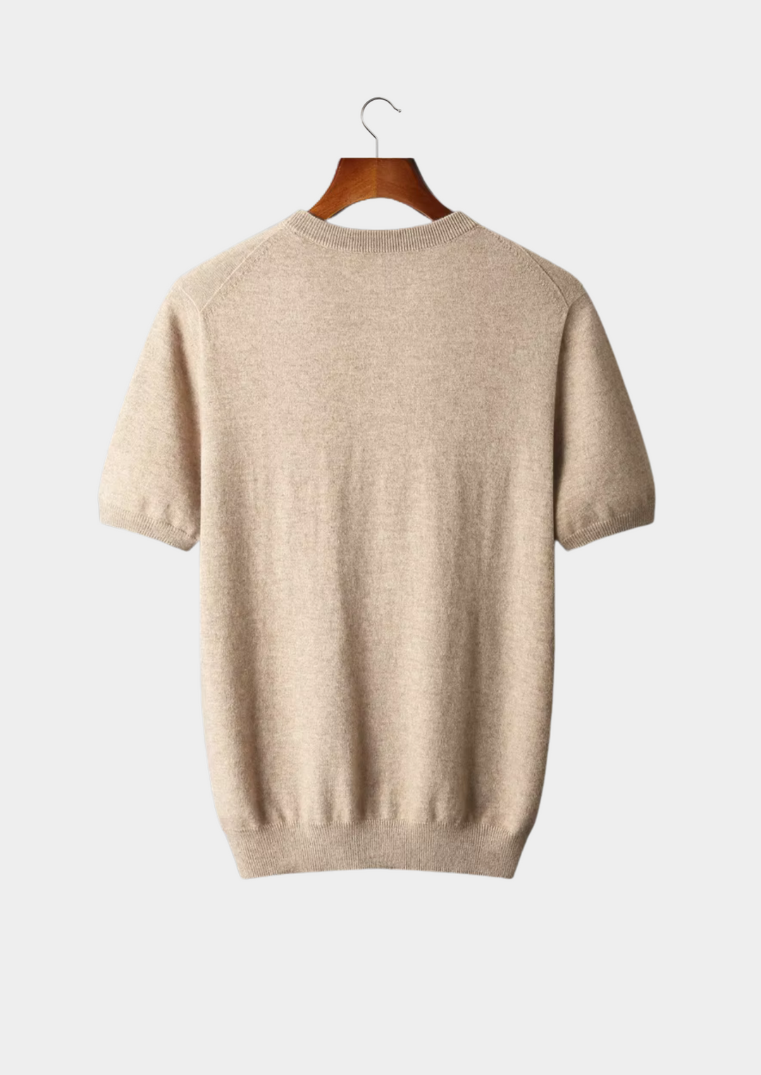 "Klassisk herr T-shirt i bomull, rund hals, kort ärm, beige nyans, stilren design för vardag och avslappnade tillfällen."