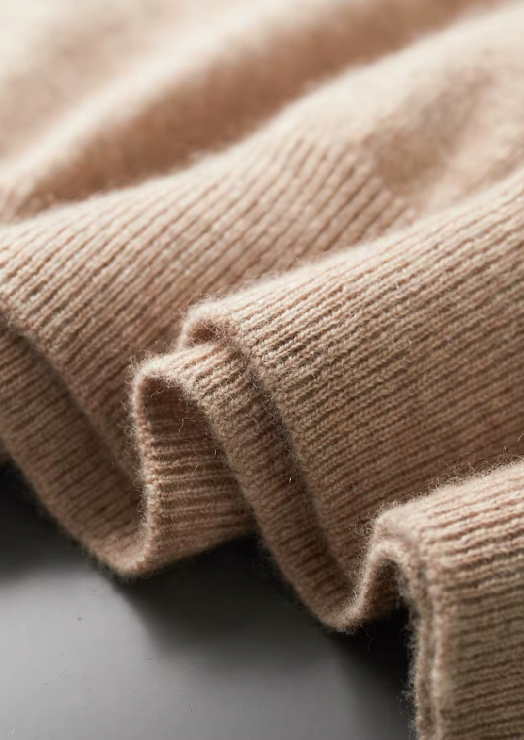 "Klassisk herr T-shirt i bomull, rund hals, kort ärm, beige nyans, stilren design för vardag och avslappnade tillfällen."