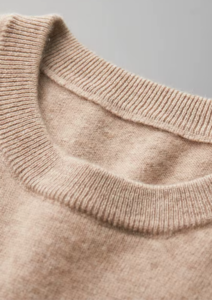 "Klassisk herr T-shirt i bomull, rund hals, kort ärm, beige nyans, stilren design för vardag och avslappnade tillfällen."