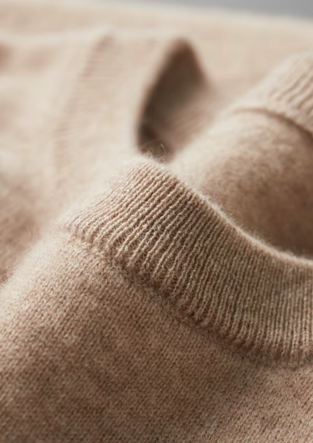 "Klassisk herr T-shirt i bomull, rund hals, kort ärm, beige nyans, stilren design för vardag och avslappnade tillfällen."