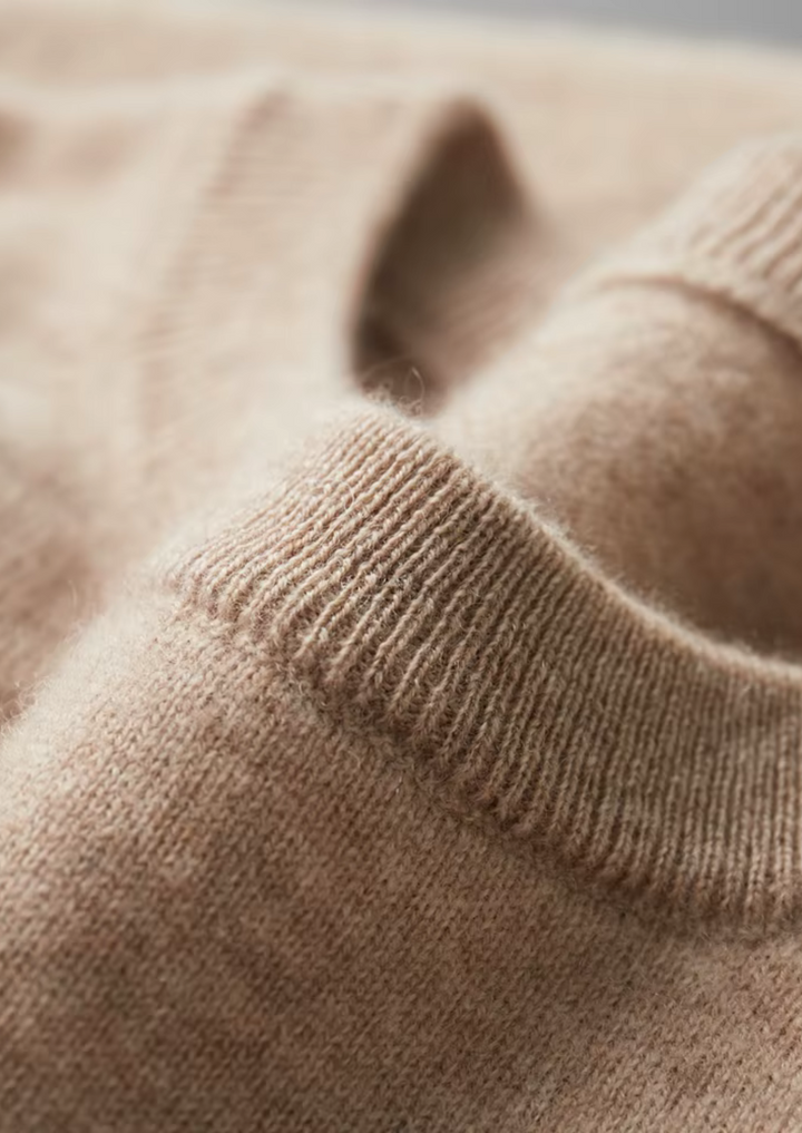 "Klassisk herr T-shirt i bomull, rund hals, kort ärm, beige nyans, stilren design för vardag och avslappnade tillfällen."