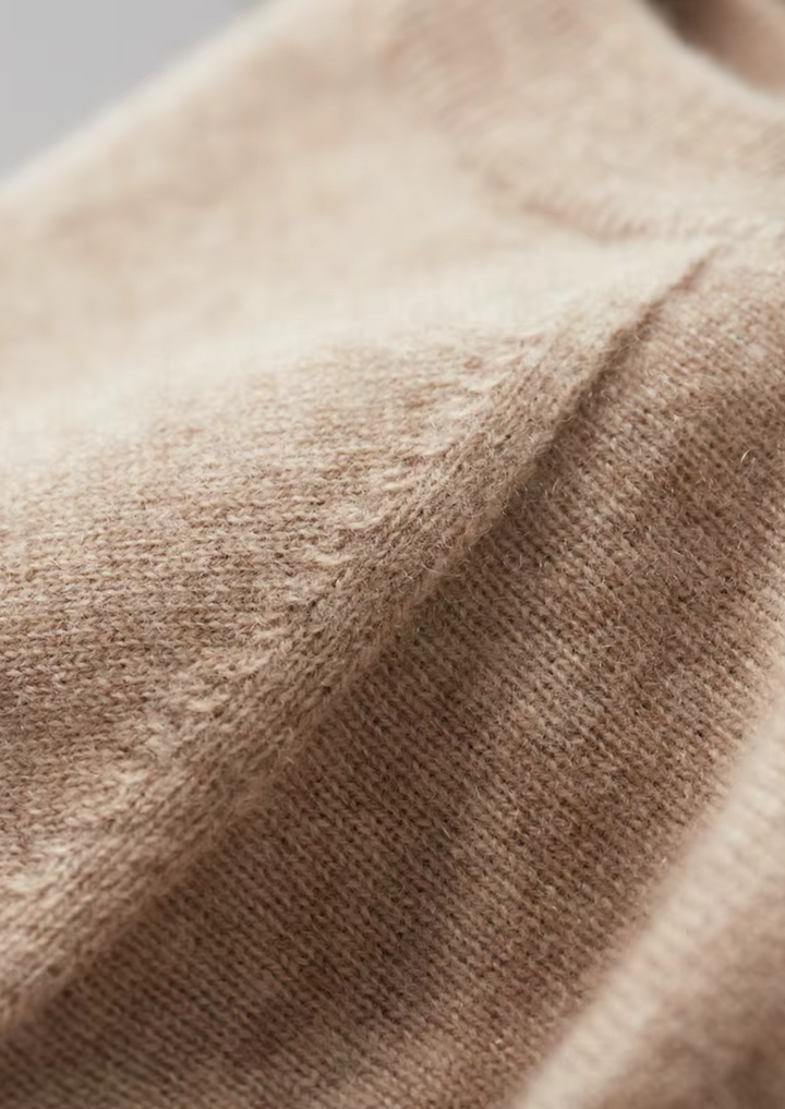 "Klassisk herr T-shirt i bomull, rund hals, kort ärm, beige nyans, stilren design för vardag och avslappnade tillfällen."