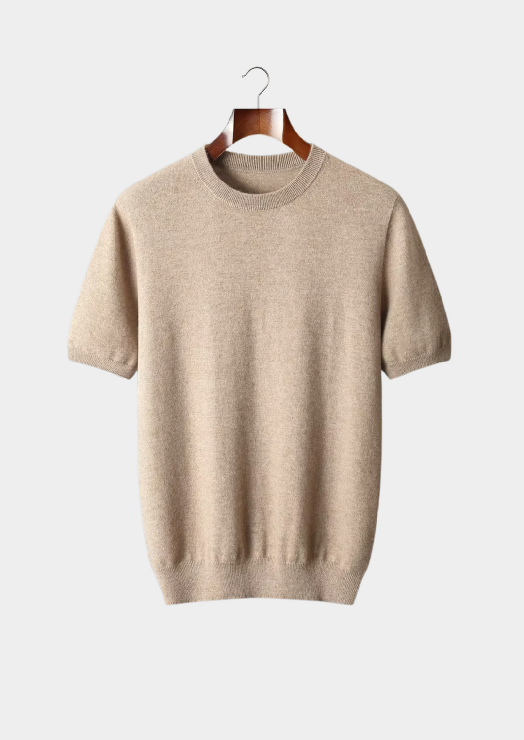 "Klassisk herr T-shirt i bomull, rund hals, kort ärm, beige nyans, stilren design för vardag och avslappnade tillfällen."