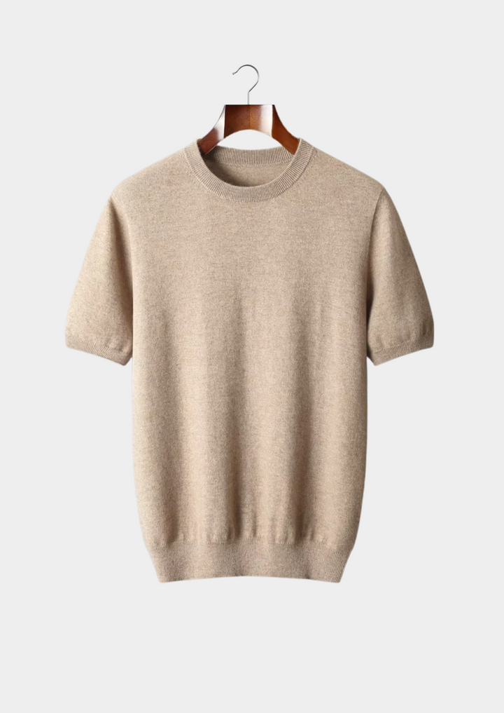 "Klassisk herr T-shirt i bomull, rund hals, kort ärm, beige nyans, stilren design för vardag och avslappnade tillfällen."