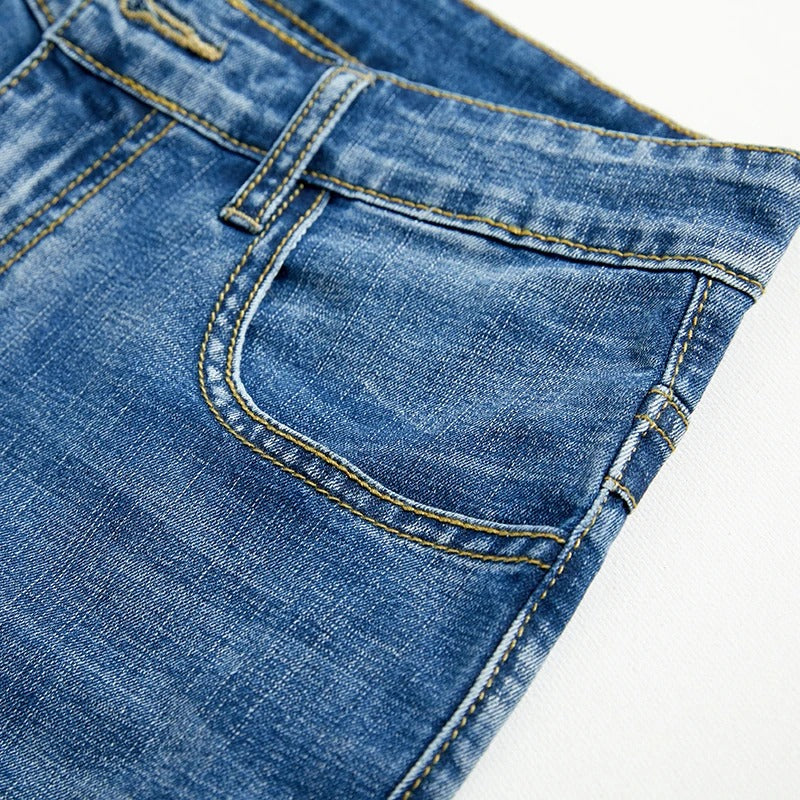 "Klassiska herrjeansshorts i hållbar denim, rak passform, medellång längd och femficksdesign, perfekta för sommar."