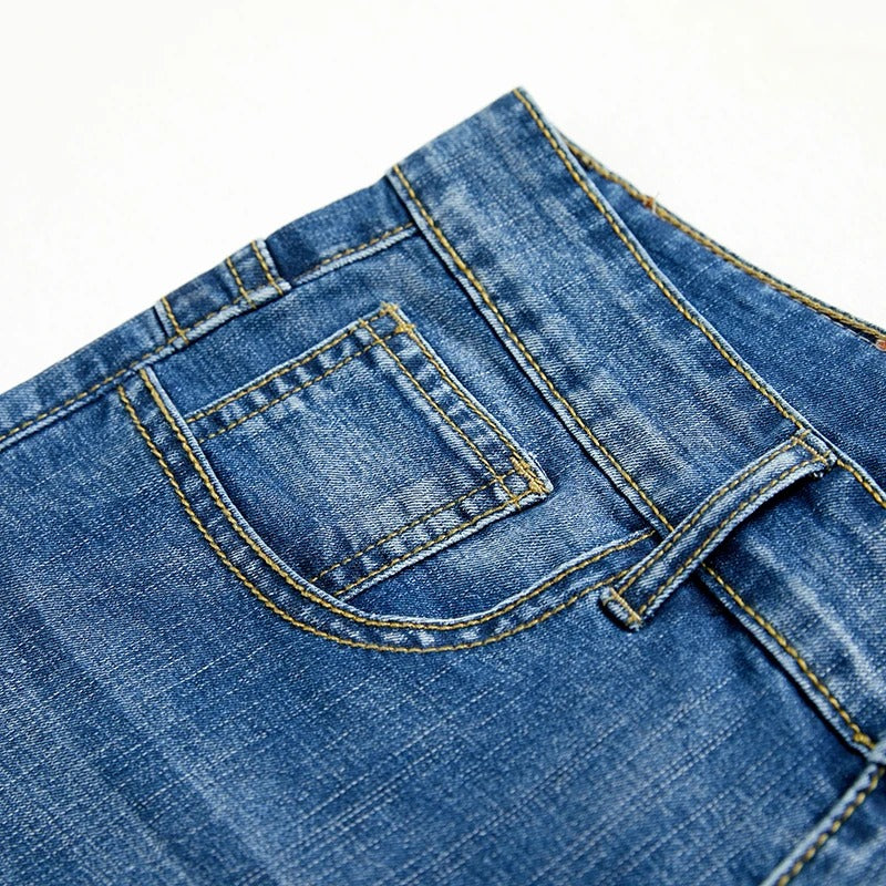 "Klassiska herrjeansshorts i hållbar denim, rak passform, medellång längd och femficksdesign, perfekta för sommar."
