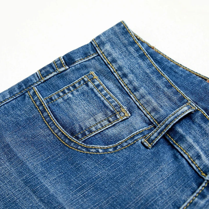 "Klassiska herrjeansshorts i hållbar denim, rak passform, medellång längd och femficksdesign, perfekta för sommar."