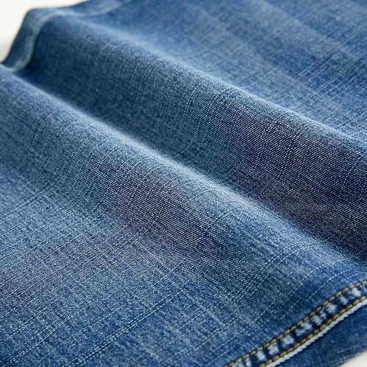 "Klassiska herrjeansshorts i hållbar denim, rak passform, medellång längd och femficksdesign, perfekta för sommar."