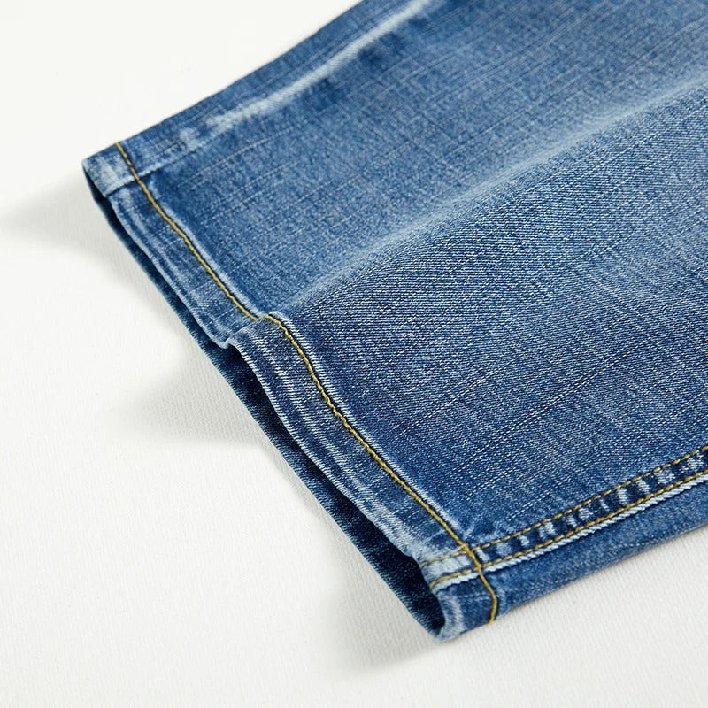 "Klassiska herrjeansshorts i hållbar denim, rak passform, medellång längd och femficksdesign, perfekta för sommar."
