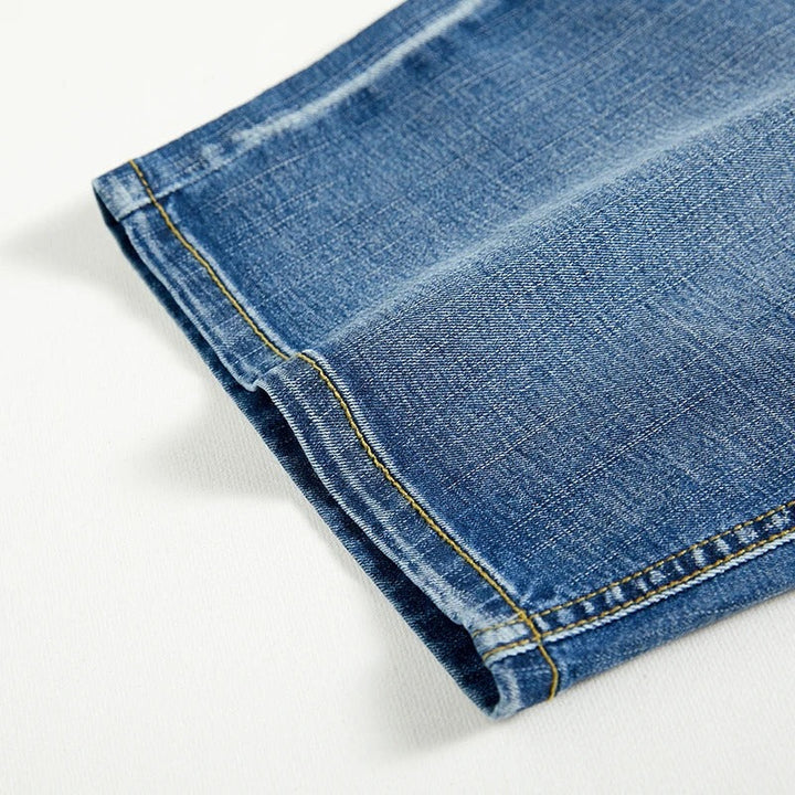 "Klassiska herrjeansshorts i hållbar denim, rak passform, medellång längd och femficksdesign, perfekta för sommar."