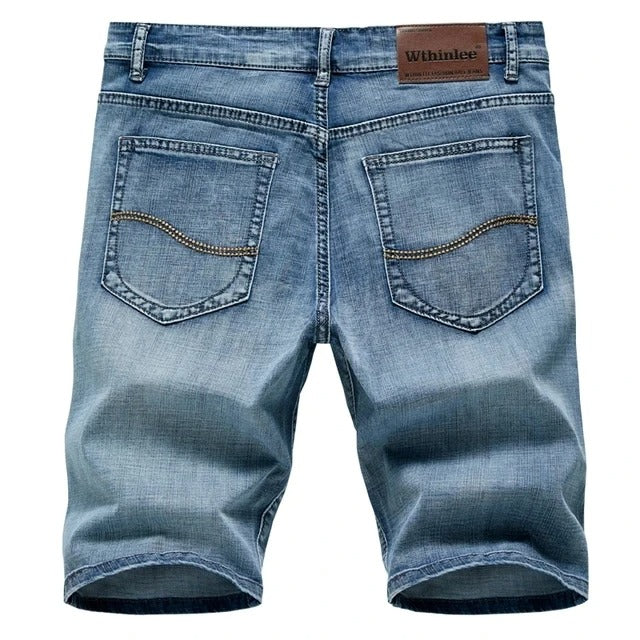 "Klassiska herrjeansshorts i hållbar denim, rak passform, medellång längd och femficksdesign, perfekta för sommar."
