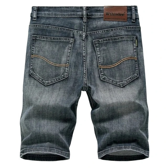 "Klassiska herrjeansshorts i hållbar denim, rak passform, medellång längd och femficksdesign, perfekta för sommar."