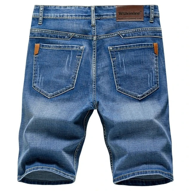 "Klassiska herrjeansshorts i hållbar denim, rak passform, medellång längd och femficksdesign, perfekta för sommar."
