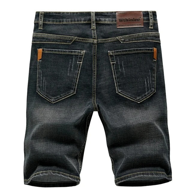 "Klassiska herrjeansshorts i hållbar denim, rak passform, medellång längd och femficksdesign, perfekta för sommar."