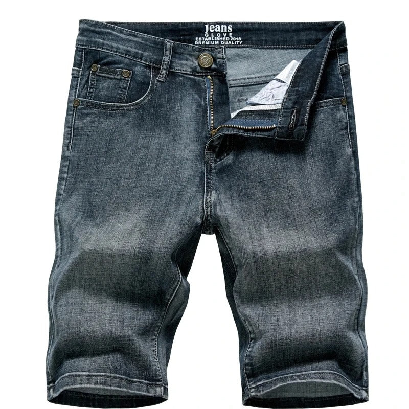 "Klassiska herrjeansshorts i hållbar denim, rak passform, medellång längd och femficksdesign, perfekta för sommar."