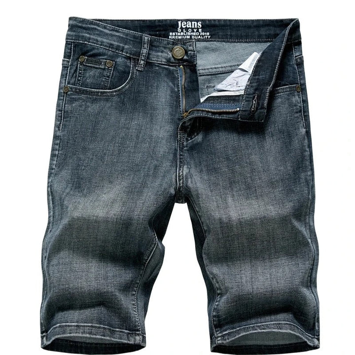 "Klassiska herrjeansshorts i hållbar denim, rak passform, medellång längd och femficksdesign, perfekta för sommar."