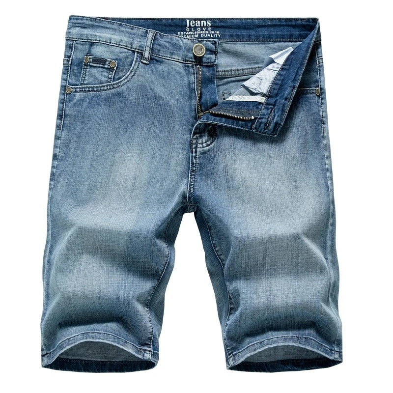 "Klassiska herrjeansshorts i hållbar denim, rak passform, medellång längd och femficksdesign, perfekta för sommar."