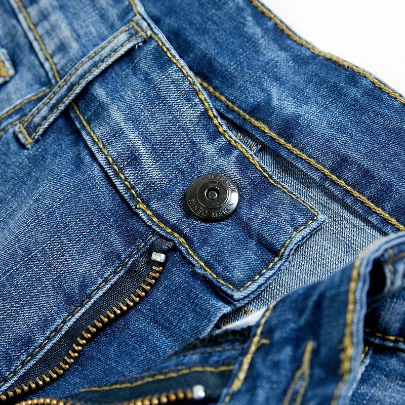 "Klassiska herrjeansshorts i hållbar denim, rak passform, medellång längd och femficksdesign, perfekta för sommar."