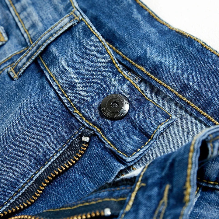 "Klassiska herrjeansshorts i hållbar denim, rak passform, medellång längd och femficksdesign, perfekta för sommar."
