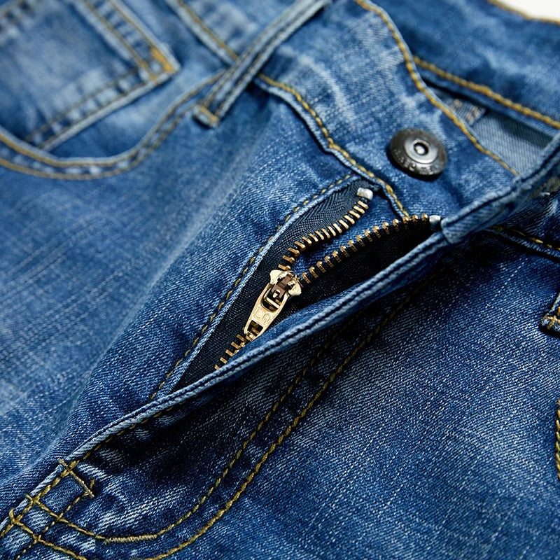 "Klassiska herrjeansshorts i hållbar denim, rak passform, medellång längd och femficksdesign, perfekta för sommar."