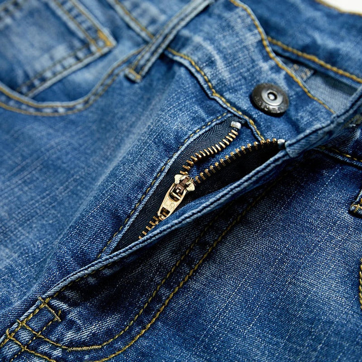 "Klassiska herrjeansshorts i hållbar denim, rak passform, medellång längd och femficksdesign, perfekta för sommar."