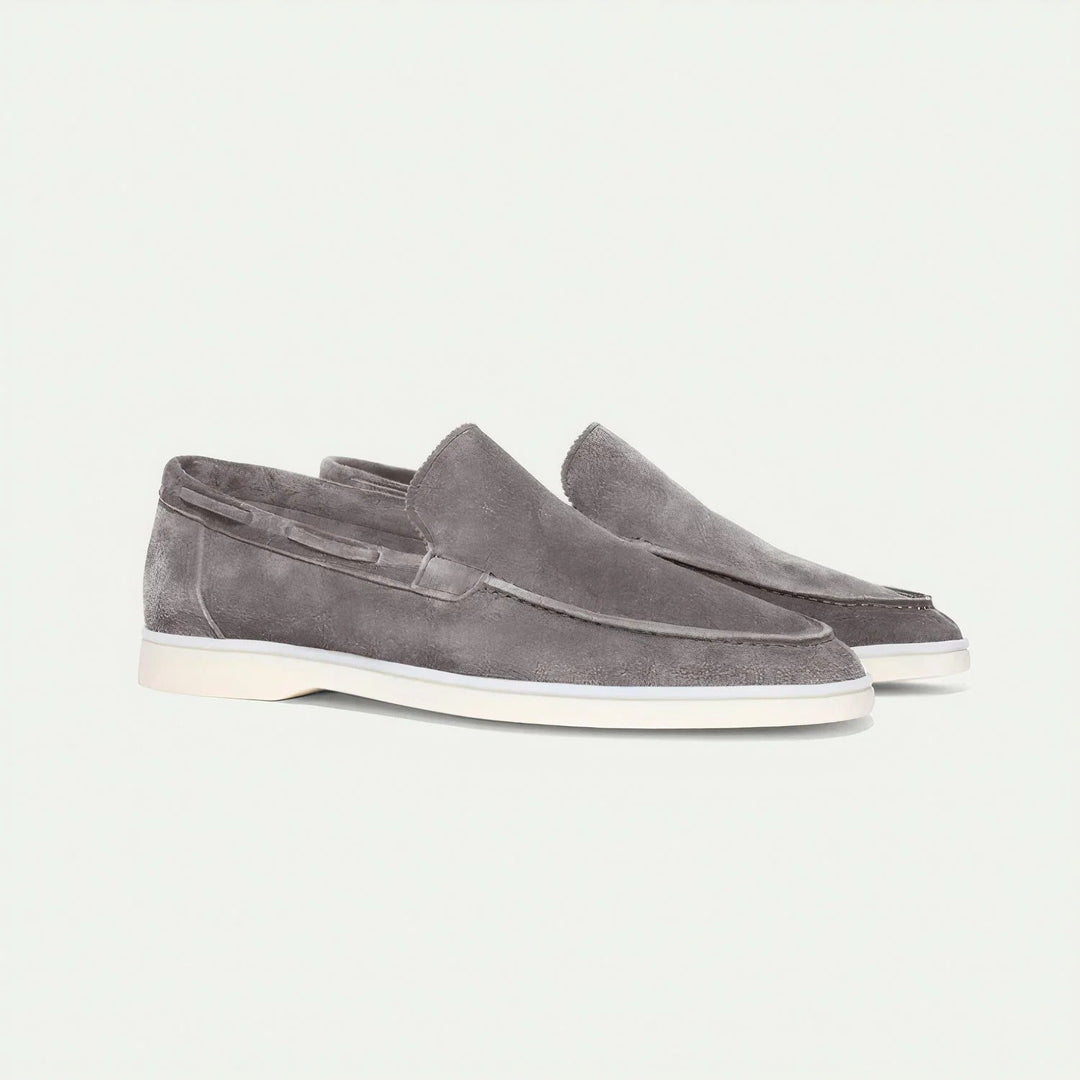"Klassiska herrloafers i enfärgad design från sidan, eleganta och bekväma, perfekta för både vardagsbruk och formella tillfäl