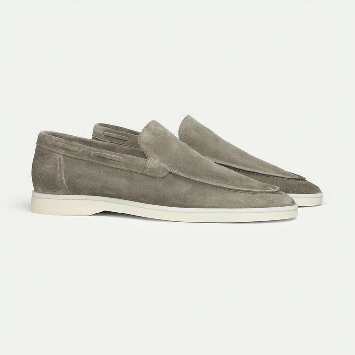 "Klassiska herrloafers i enfärgad design från sidan, eleganta och bekväma, perfekta för både vardagsbruk och formella tillfäl