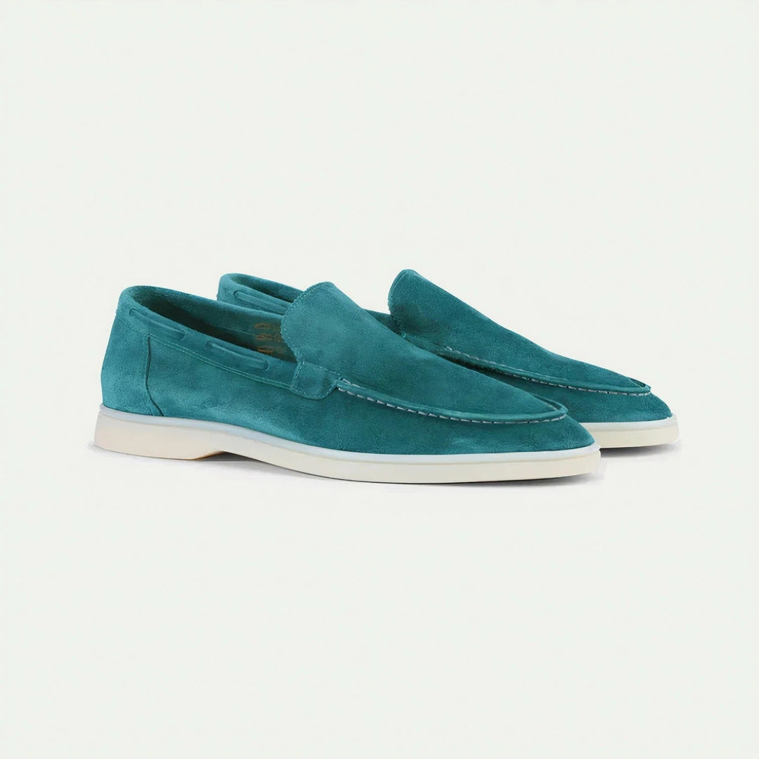 "Klassiska herrloafers i enfärgad design från sidan, eleganta och bekväma, perfekta för både vardagsbruk och formella tillfäl