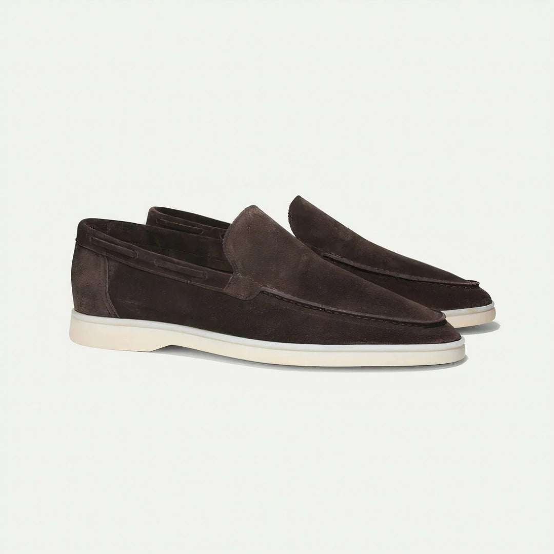 "Klassiska herrloafers i enfärgad design från sidan, eleganta och bekväma, perfekta för både vardagsbruk och formella tillfäl