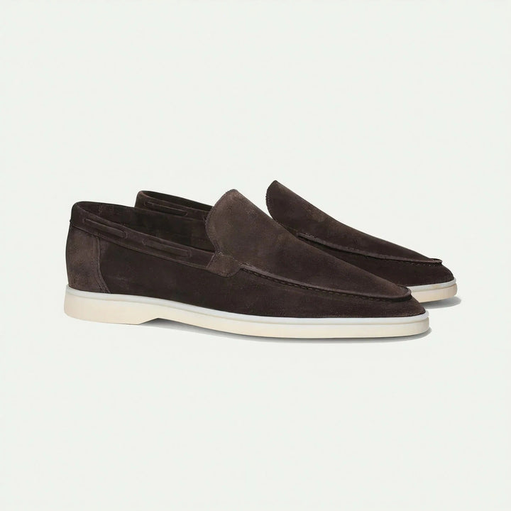 "Klassiska herrloafers i enfärgad design från sidan, eleganta och bekväma, perfekta för både vardagsbruk och formella tillfäl