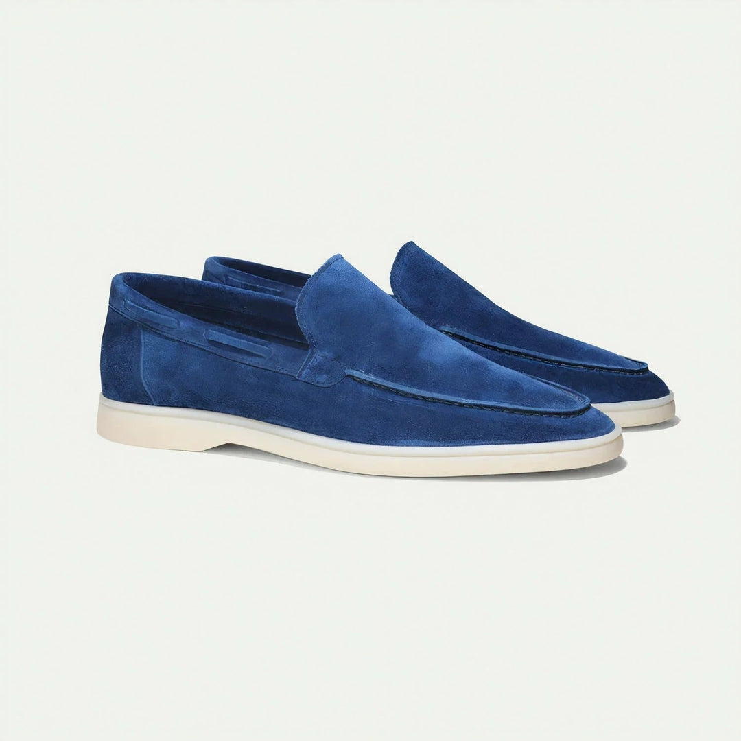"Klassiska herrloafers i enfärgad design från sidan, eleganta och bekväma, perfekta för både vardagsbruk och formella tillfäl