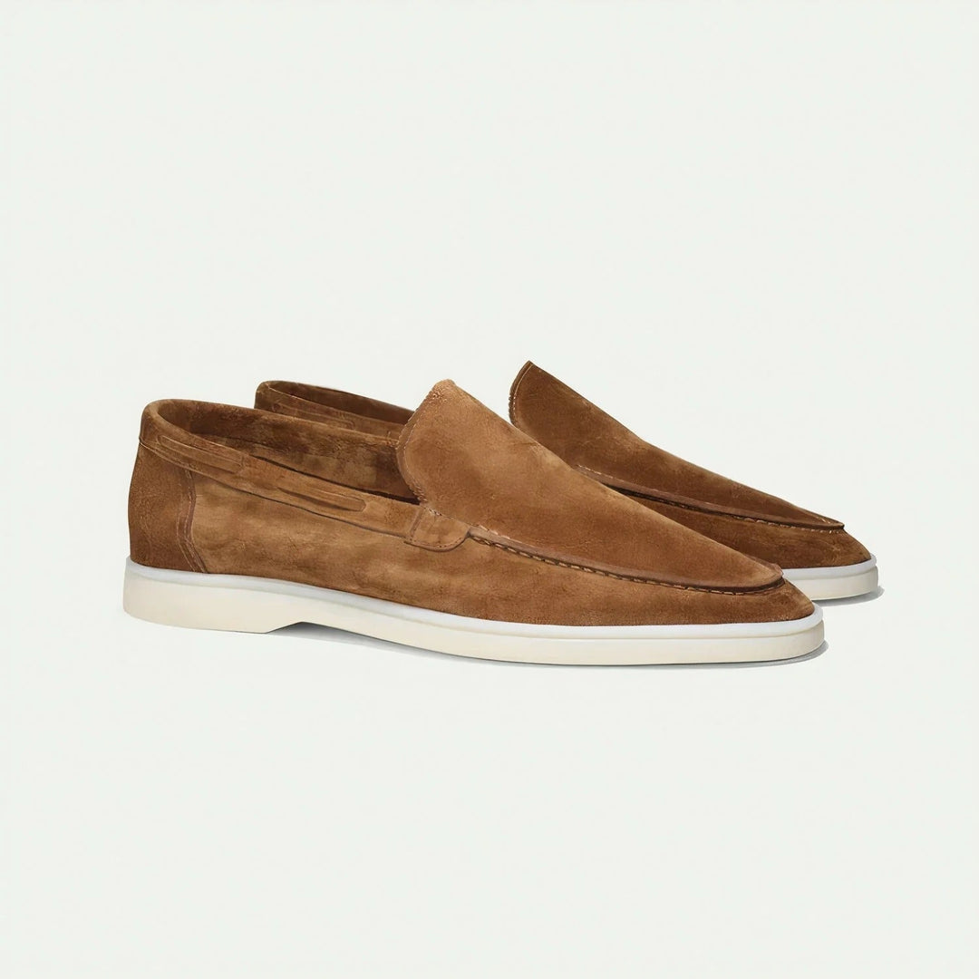 "Klassiska herrloafers i enfärgad design från sidan, eleganta och bekväma, perfekta för både vardagsbruk och formella tillfäl
