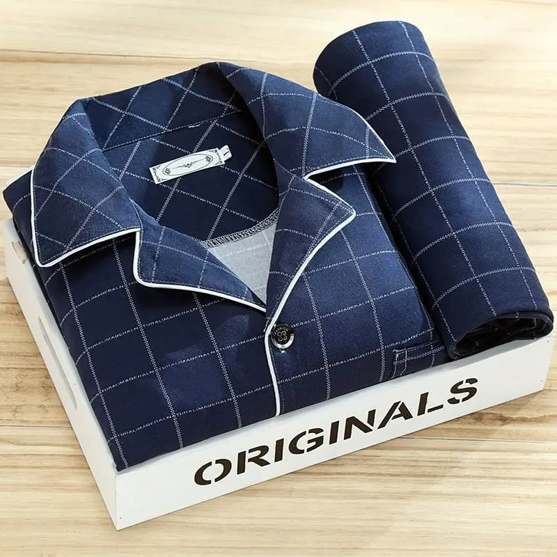 "Klassiskt herrpyjamasset i grå fjäder med skjorta och knappstängning, andningsbart material för komfort och stil."