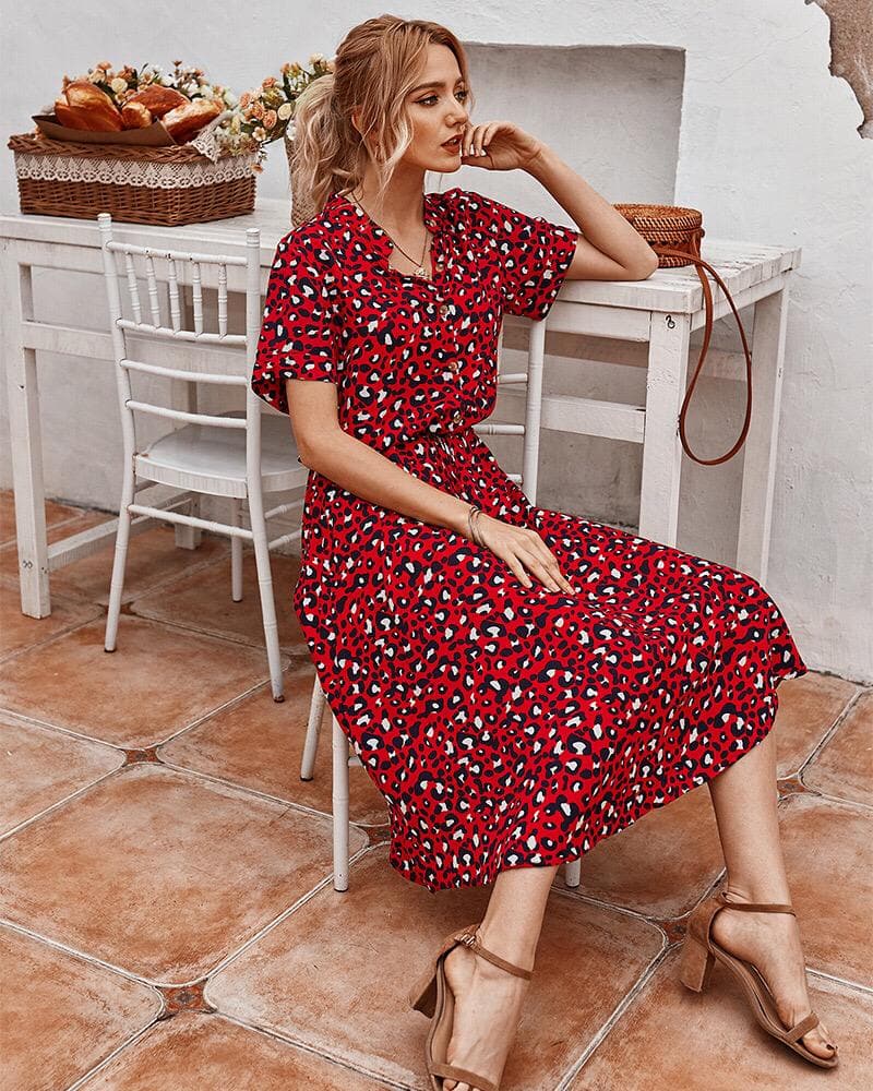 Knälång A-linje damklänning i mjuka toner med knappdetaljer, korta ärmar för sommarstil. Perfekt för avslappnad elegans.