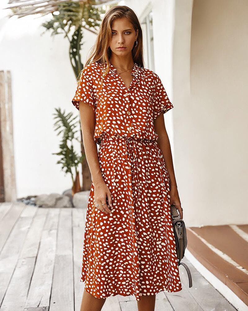 Knälång A-linje damklänning i mjuka toner med knappdetaljer, korta ärmar för sommarstil. Perfekt för avslappnad elegans.