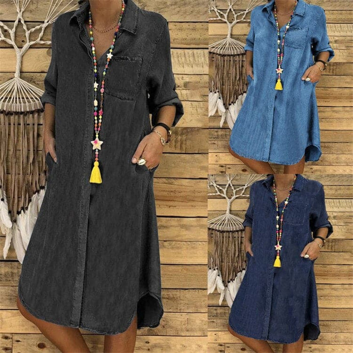 "Knälång denim skjortklänning med lång ärm, asymmetrisk fåll och bröstficka, perfekt för avslappnad stil."