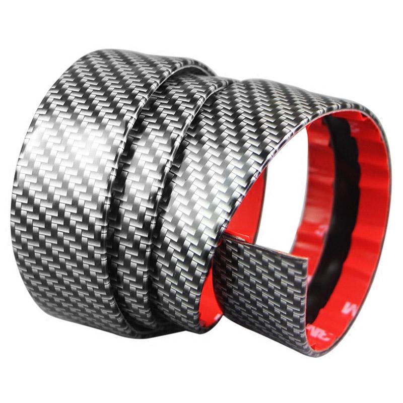 "Kolfiber svart tröskeltejp för bil skyddar och stilsätter bilens trösklar, elegant design med slitageskydd."
