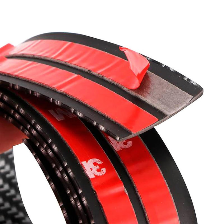 "Kolfiber svart tröskeltejp för bil skyddar och stilsätter bilens trösklar, elegant design med slitageskydd."