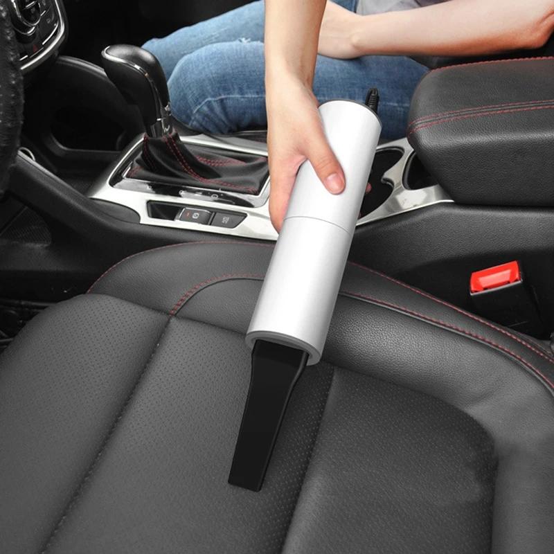 "Kompakt bärbar handdammsugare med kraftig sugning, perfekt för bilinteriörstädning. Svart design med mångsidiga munstycken."