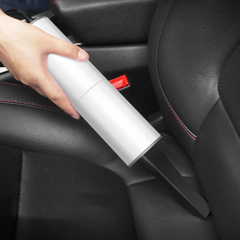 "Kompakt bärbar handdammsugare med kraftig sugning, perfekt för bilinteriörstädning. Svart design med mångsidiga munstycken."