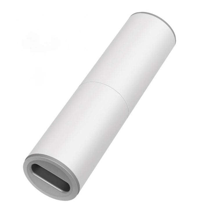 "Kompakt bärbar handdammsugare med kraftig sugning, perfekt för bilinteriörstädning. Svart design med mångsidiga munstycken."