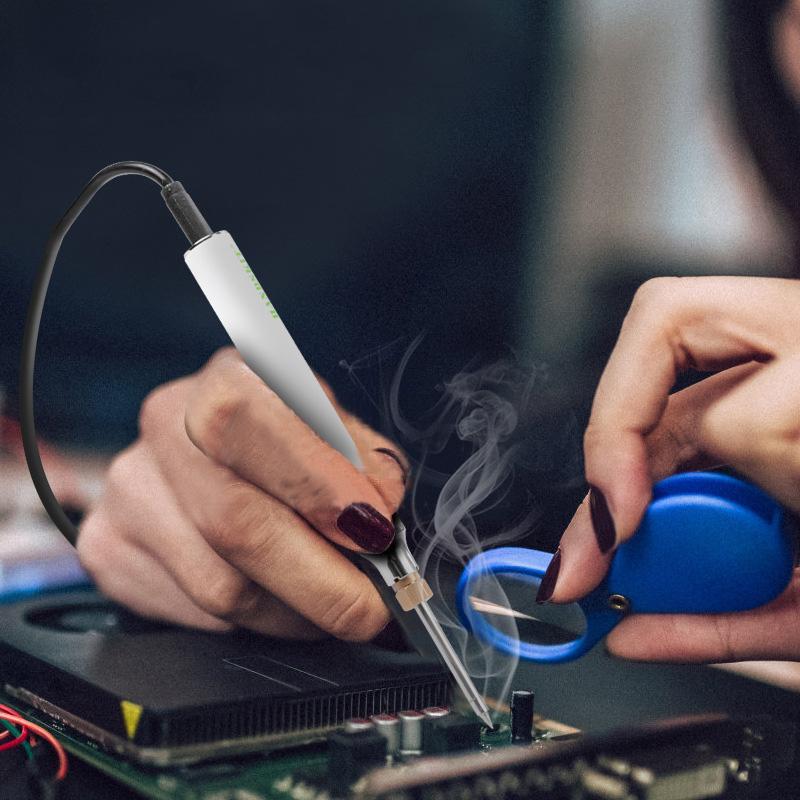 "Kompakt bärbar USB-laddad elektrisk lödkolv med tillbehör, perfekt för svetsuppgifter hemma och på farten."