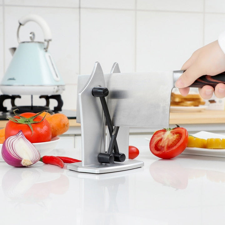 "Kompakt Bavaria Edge knivslipare för kök, passar fasad och tandad kniv; innovativ design i metall för optimal slipning."