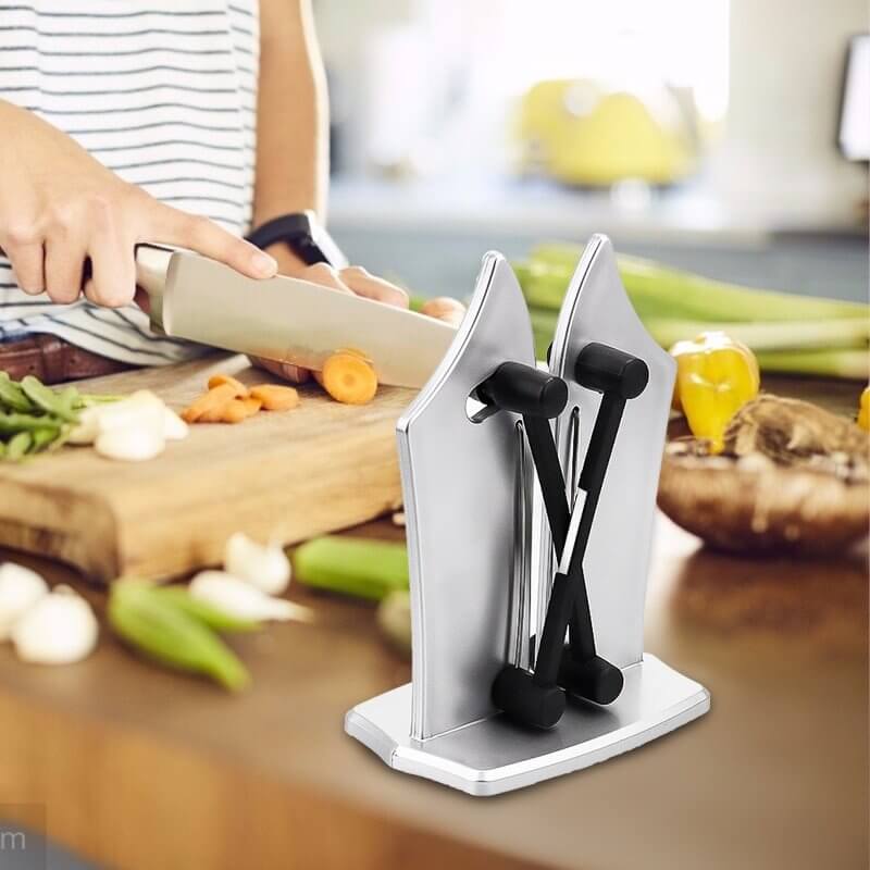 "Kompakt Bavaria Edge knivslipare för kök, passar fasad och tandad kniv; innovativ design i metall för optimal slipning."
